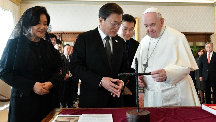 Pietų Korėjos prezidentas Moon Jae-in įteikia popiežiui „Taikos kryžių“