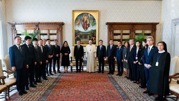 Papa Francisco e a comitiva do Presidente da Coreia do Sul