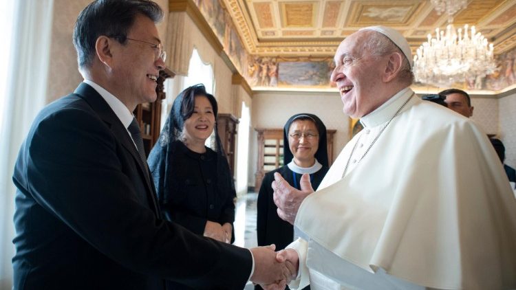 Südkoreas Präsident Jae-in Moon bei einer Begegnung mit dem Papst im vergangenen Oktober