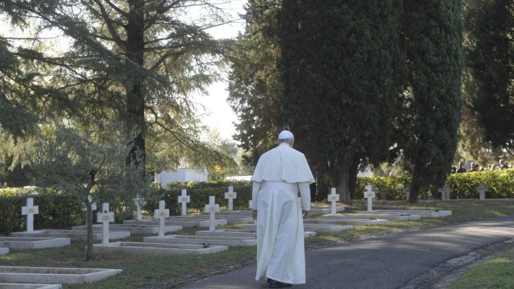 O Papa no Cemitério Militar Francês para a celebração dos fiéis defuntos - 2 de novembro de 2021 (Vatican Media)