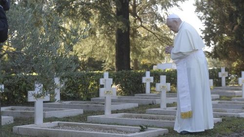 Pápež sa modlil za zosnulých na Francúzskom vojenskom cintoríne na Monte Mario