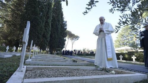 Il Papa: le tombe dei morti di guerra gridano pace, fermatevi fabbricatori di armi