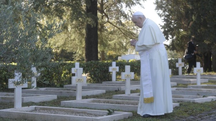Đức Thánh Cha cầu nguyện trước các phần mộ tại nghĩa trang quân đội Pháp ở Roma