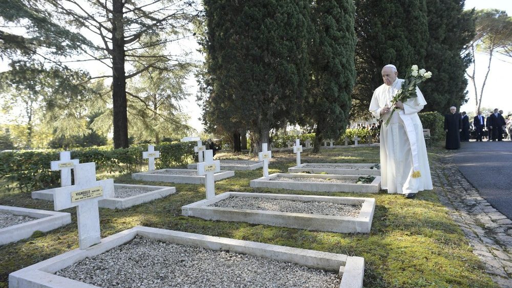 La visita del Papa al Cimitero