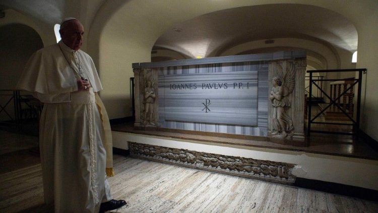Francesco prega presso le tombe dei Papi sotto la Basilica di San Pietro  