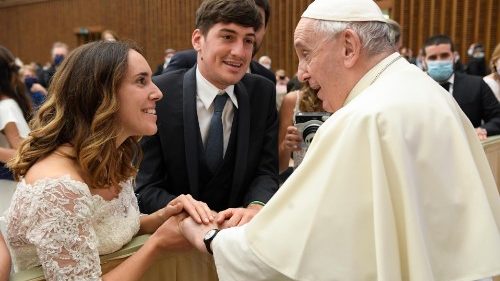 Un document pour accompagner les fiancés, un «don» selon le Pape
