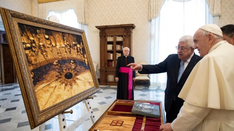 The Pope and President exchange gifts