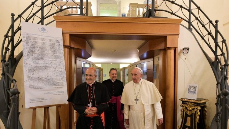 Ferenc pápa José Tolentino de Mendonça bíborossal a megnyitón