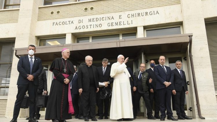 Ferenc pápa látogatása a Gemelli kórházban