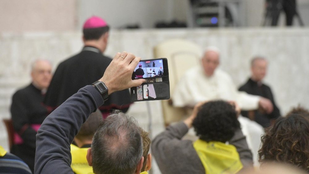 Papa na Sala Paulo VI com a Associa??o "Retrouvaille"
