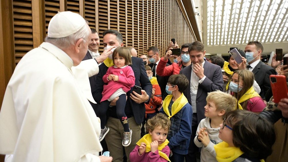 Papa na Sala Paulo VI com a Associa??o "Retrouvaille"