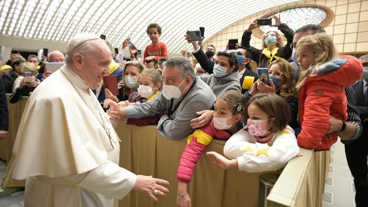 Папа Франциск с членовете от Асоцияция "Retrouvaille"