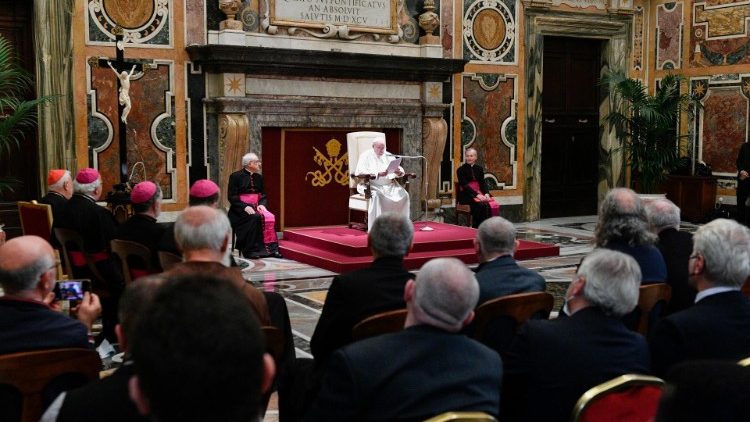 教皇フランシスコ、移民テーマの会議参加者らと　2021年11月11日　バチカン宮殿