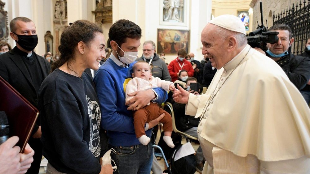 Florence, Thibault et leur bébé s'entretiennent avec le Saint-Père, le 12 novembre 2021