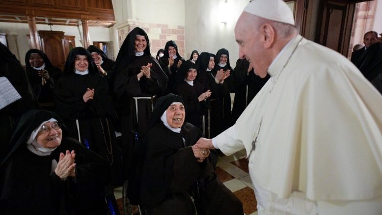 教宗探望亚西西圣加辣隐修院的修女们