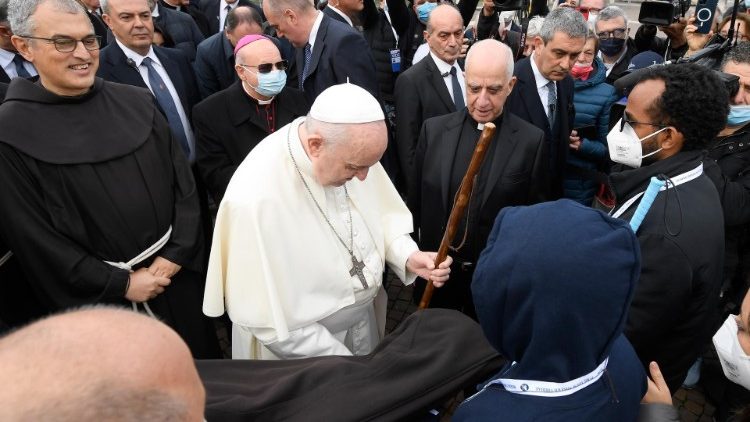 Abrhaley , Jennifer e Luciano offrono il mantello e il bastone del pellegrino al Papa appena arrivato a Santa Maria degli Angeli