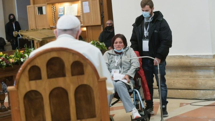 Mariana e seu filho durante seu testemunho no encontro com o Papa