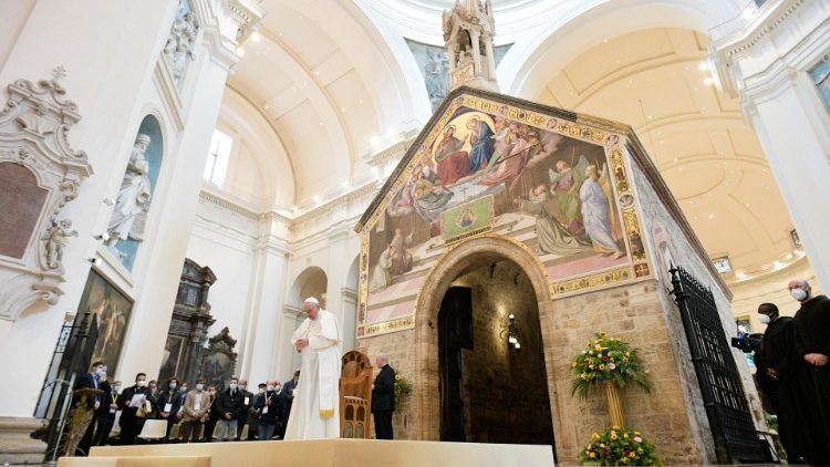 Le Pape devant la Portioncule, dans la basilique Sainte-Marie-des-Anges, le 12 novembre 2021 à Assise.