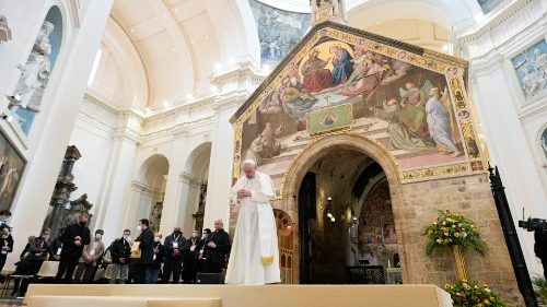 Папа в Ассизи: бедные учат надежде и стойкости