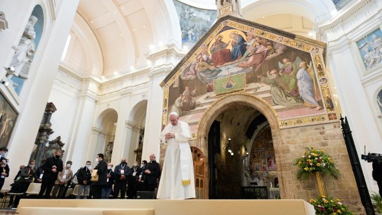 Папа Франциск на встрече с бедными в Ассизи (базилика Санта-Мария-дельи-Анджели, 12 ноября 2021 г.)