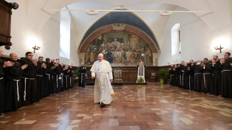 Francesco si congeda dalla basilica salutando la comunità di francescani