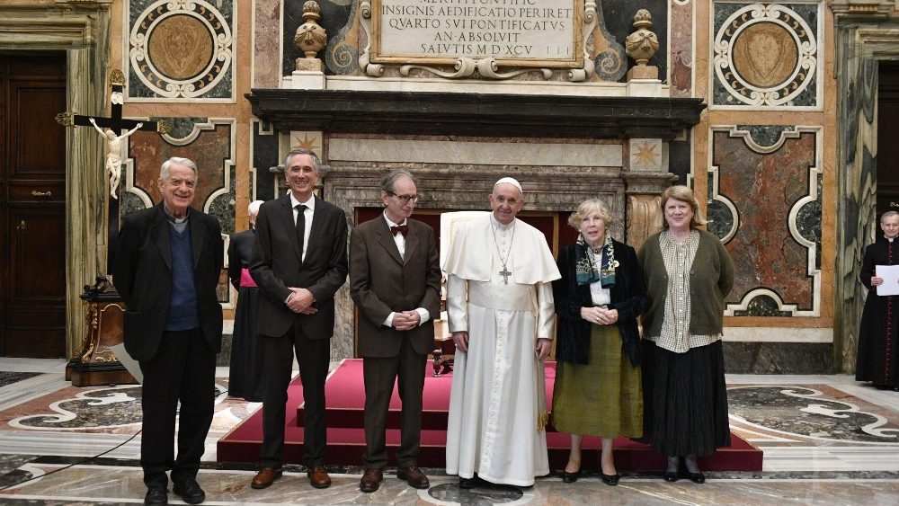  Papa Franjo s ovogodišnjim i prošlogodišnjim dobitnicima Nagrade Ratzinger te s p. Federicom Lombardijem, predsjednikom zaklade