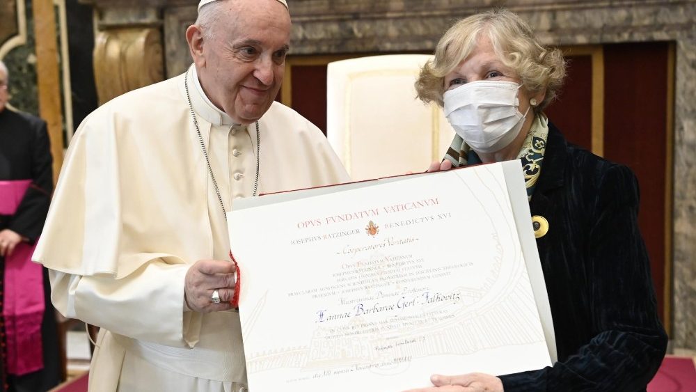 Papa Francisc înmânează Premiul Ratzinger 2021 profesoarei Hanna-Barbara Gerl-Falkovitz 