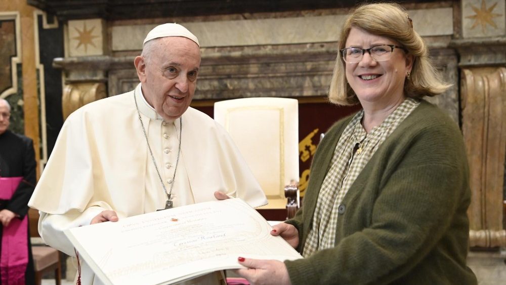 Papa Francisc înmânează profesoarei Tracey Rowland Premiul Ratzinger. 2020