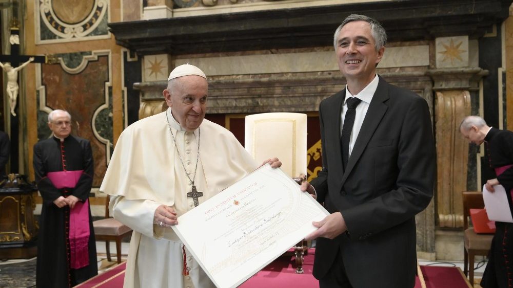 Papa Francisc și laureatul Premiului Ratzinger 2021, profesorul Ludger Schwienhorst-Schönberger