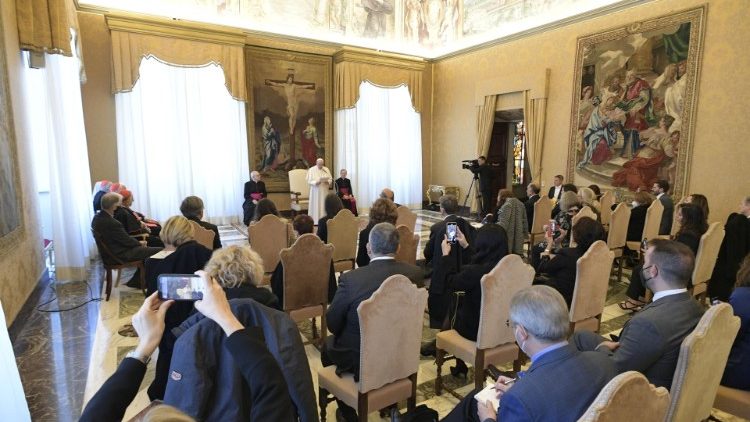 Papeževo srečanje z novinarji ob podelitvi odlikovanj dvema njihovima kolegoma.