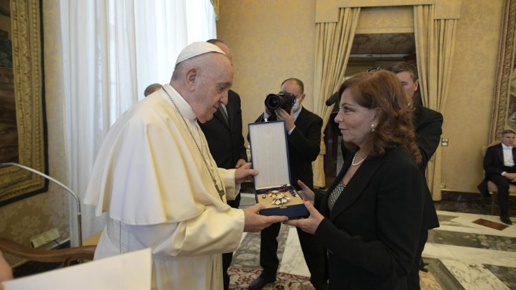 2021.11.13 El Santo Padre entrega la condecoración a la Señora Valentina Alazraki