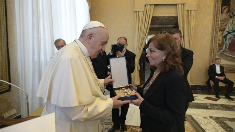 ĐTC trao huân chương cho nhà báo Valentina Alazraki