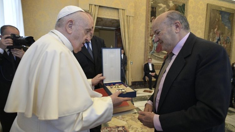 Папа вручает награду Филу Пуллелле