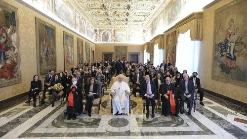 Le Pape aux journalistes: votre mission est de rendre le monde moins sombre