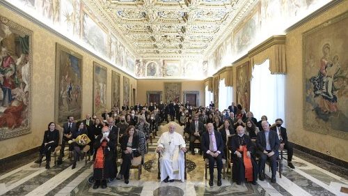 Il Papa ai giornalisti: la vostra missione è di rendere il mondo meno oscuro