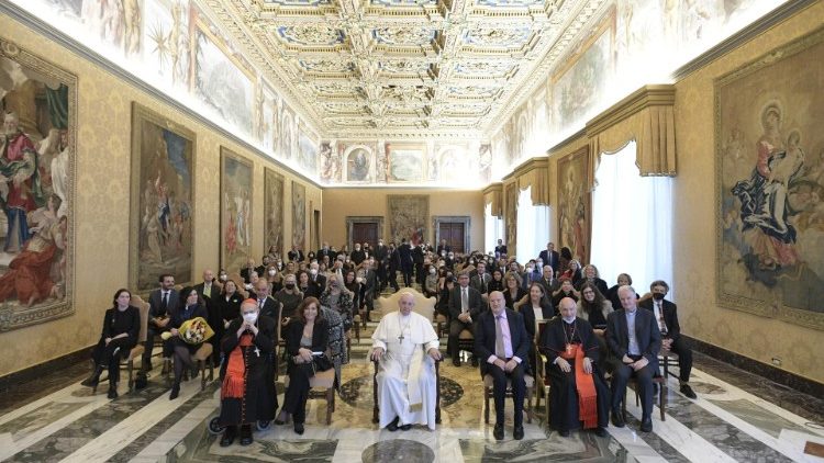 Papa Francesco e un gruppo di giornalisti accreditati nella sala stampa della Santa Sede tra cui i decani Valentina Alazaraki e Philip Pullella