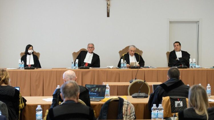 Eine der Verhanldungen im Vatikan-Finanz-Prozess in einem Saal der Vatikanischen Museen (2021)
