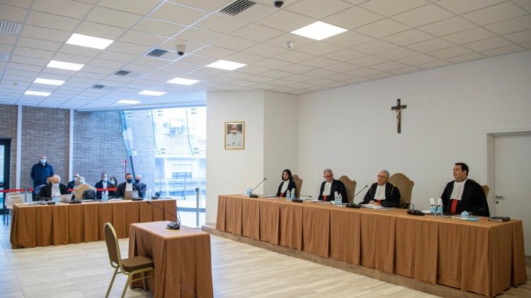 Das Vatikangericht bei einem Prozess