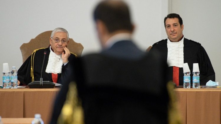 Foto de arquivo de uma das audiências do julgamento do Tribunal Vaticano sobre a gestão de fundos da Santa Sé