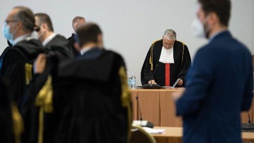 Riuniti i “tronconi” del processo in Vaticano, le difese chiedono ancora la nullità