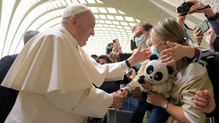 Papa Francesco accarezza una bambina all'udienza generale in Aula Paolo VI