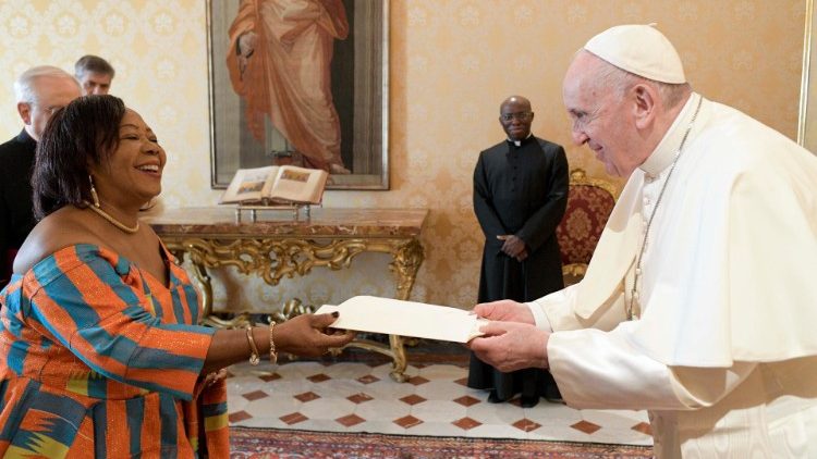 घाना के राजदूत श्रीमती अंजेलिना बाईडन अमीसह का प्रत्यय पत्र स्वीकार करते संत पापा फ्राँसिस