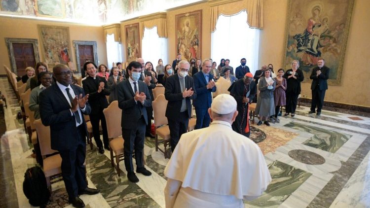 Il primo saluto del Papa ai partecipanti alla conferenza sul lavoro minorile, nella Sala del Concistoro