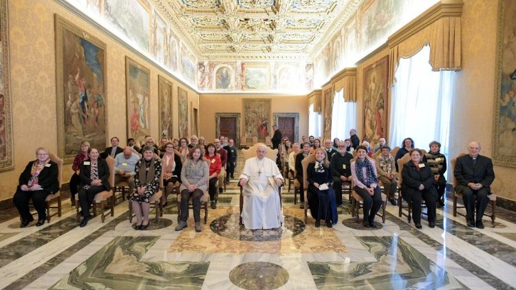 Gruppenfoto von Papst Franziskus mit den Teilnehmern der Audienz