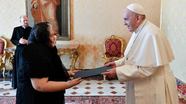 Myla Grace Ragenia Catalbas Macahilig überreicht das Beglaubigungsschreiben an Papst Franziskus