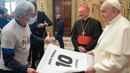 Папа благословил футболистов из команд цыган и Ватикана