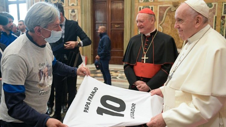 Und auch ein Trikot mit der Stürmer-Nummer 10 für den Papst