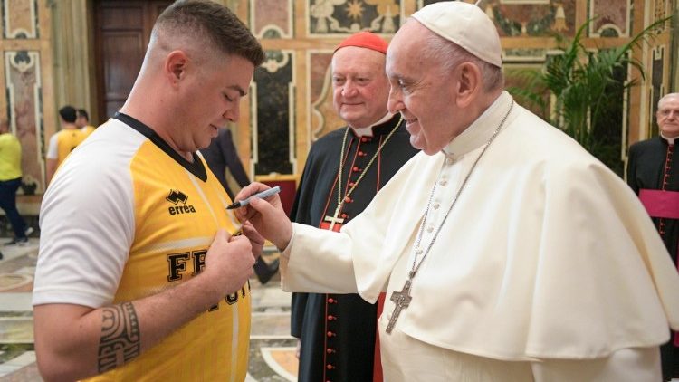 Photo d'archives. Le Pape François rencontrant des athlètes au Vatican. (Vatican Media)