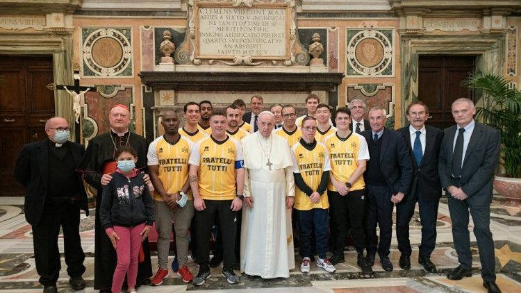 Die Mannschaften mit dem Papst