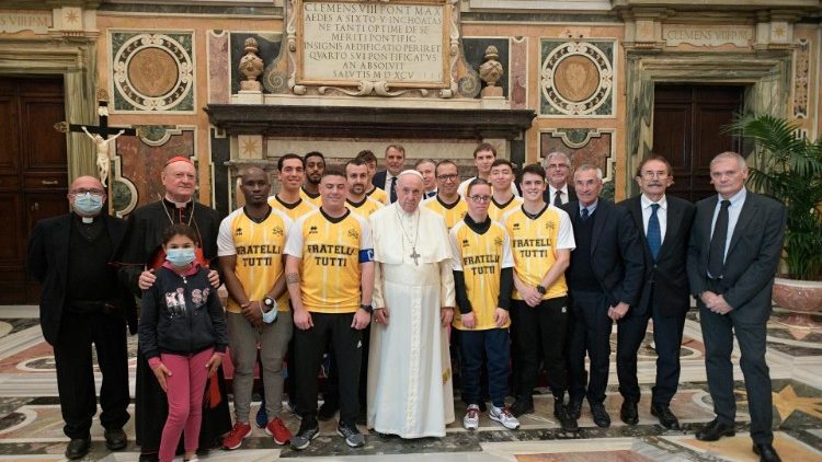 Papa Francesco e alcuni giocatori che parteciperanno alla partita "Fratelli tutti"
